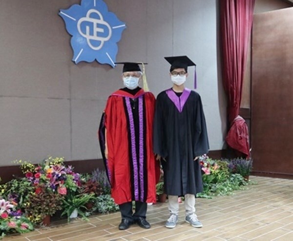 學士班撥穗-黃老師導師與導生13合影