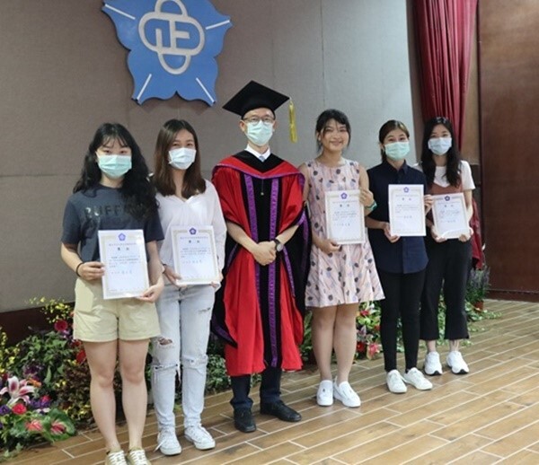 頒發系學會幹部感謝狀