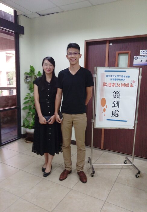 系友攜家人返校合影