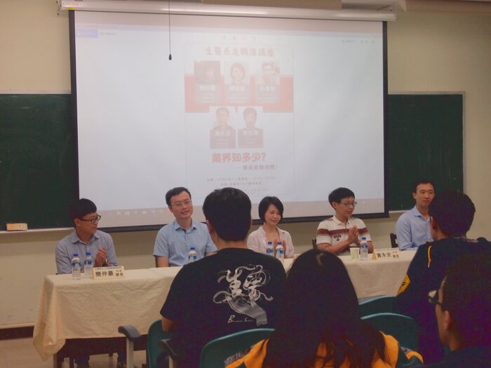 會中講員與同學們交流解答提問現場氣氛熱烈