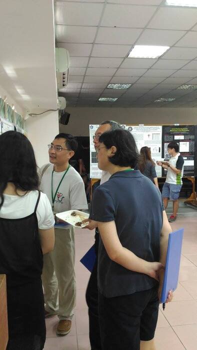 評審老師聆聽參賽同學海報解說2